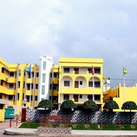 Hotel Samrat Baharampur Zewnętrze zdjęcie