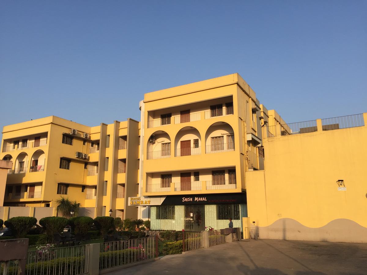 Hotel Samrat Baharampur Zewnętrze zdjęcie